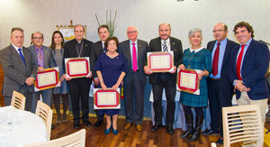 Los premiados posan con algunas de las autoridades presentes en el acto.