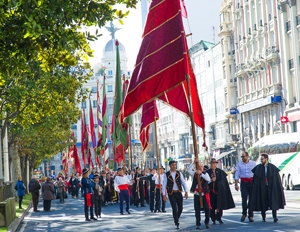 Un momento del desfile de los pendones.