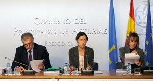 Dolores Carcedo –en el centro–, acompañada por el director general de Presupuestos, Francisco Sánchez, y la directora general de Finanzas y Economía, Mar García Salgado, durante la presentación de los Presupuestos 2017.