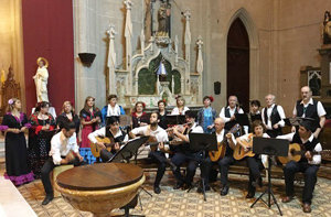 Un momento de la actuación de la rondalla en la parroquia San Antonio de Padua.