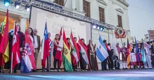 Un momento del desfile con las banderas.
