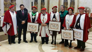 Antonio Rodríguez Miranda posa con los nuevos cofrades.