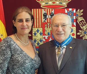 Virgilio Valle García, con la Encomienda de la Orden al Mérito Civil, impuesta por la cónsul general de España en Caracas, María Celsa Nuño García.