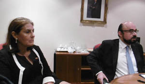 La cónsul general de España en Caracas, María Celsa Nuño García, junto al consejero de Asuntos Culturales de la Embajada de España, Bernabé Aguilar Arigo.