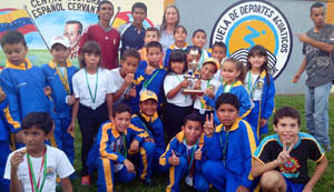 La presidenta de EDACCE y los delegados, con otro de los equipos de esta escuela de natación.