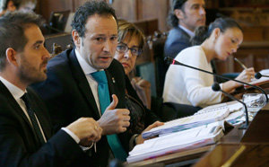 Guillermo Martínez, acompañado por Begoña Serrano, explicando los presupuestos de su departamento para el próximo año.