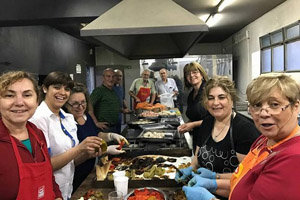 Miembros del Centro, preparando el menú.