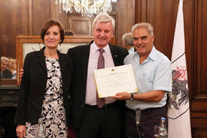 Adriana Garea y Santiago Botana posan junto al diputado Raposo Varela –centro–.