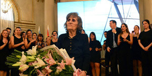 Luisa Pericet recibe la distinción rodeada por sus alumnos.