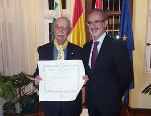 Mario Frías muestra el diploma acreditativo recibido de manos de Ángel Vázquez.