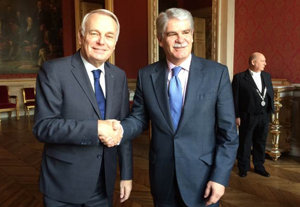 Un momento del saludo entre Marc Ayrault y Alfonso Dastis.