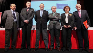 De izda. a dcha., los exdirectores Sánchez-Albornoz, el Marqués de Tamarón, Fernando R. Lafuente, César Antonio Molina y Carmen Caffarel, y el director desde 2012, Víctor García de la Concha.