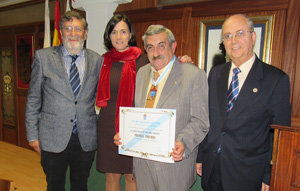 Gema Igual entrega el primer premio a Josep Manuel Segarra Belles, en presencia del vicepresidente del Centro, Clemente González –a la izda.– y del presidente, José Antonio Otero.