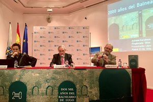 3. En la mesa, de izquierda a derecha, Mario Crecente, autor del libro; el delegado de la Xunta en Madrid José Ramón Ónega y Antonio Garaloces director del Balneario