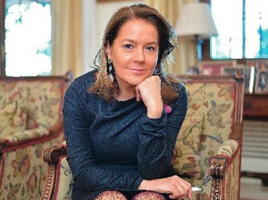 Viruka Yebra, autora de la novela El fuego de flamboyán.