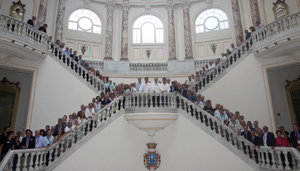 Las autoridades y los participantes en el Pleno del Consello posan en las escaleras del Centro Gallego de La Habana.
