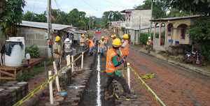 Instalación de la red de distribución en el barrio Bello Amanecer de San Carlos (Nicaragua).