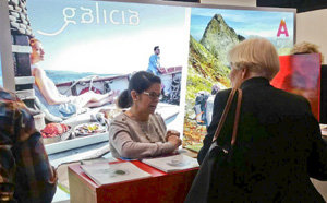 Una de las asistentes a la feria se interesa por el estand de Galicia.