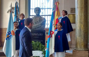 El presidente electo, Alfonso Mourente, durante la colocación de la corona de laureles.