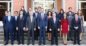 El Rey, con la nueva promoción de la carrera diplomática.