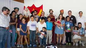 Los Reyes Magos repatieron regalos a los niños en El Salvador.