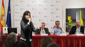 Fernández Rial recitando su poesía.