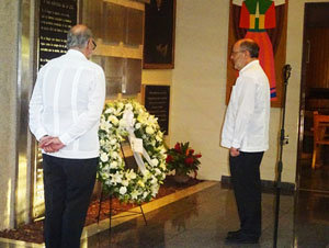 Fernando García Casas realizó una ofrenda floral frente a las tumbas de los mártires jesuitas, en su visita a la Universidad Centroamericana José Simeón Cañas.