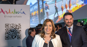 La presidenta y el conejero de Turismo de Andalucía, en Fitur.