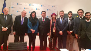 José Ramón Ónega y María Helena Candia –2º y3º por la izda.–, con destacados mindonienses, lucenses y profesionales interesados en Mondoñedo.