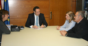 Guillermo Martínez y Begoña Serrano, durante la reunión con Pilar Burgo y Gaspar Revuelta.