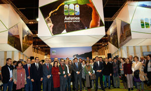 Javier Fernández y demás políticos e invitados, ante el estand de Asturias en Fitur.