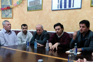 Antonio Rodríguez Miranda, durante la reunión con los representantes de la colectividad en Cataluña.