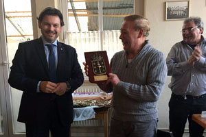 Antonio Rodríguez Miranda entregó una metopa con el escudo de Galicia a los directivos del Centro por su aniversario.