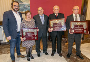 Joaquín Lesmes –en el centro– junto a los premiados y al alcalde Juli Fernández.