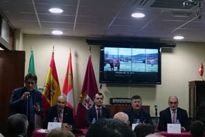 José Manuel Herrero –en el centro– asistió a la jornada inaugural de la celebración de los Días de León en Sevilla que organiza la Casa leonesa en la capital hispalense.