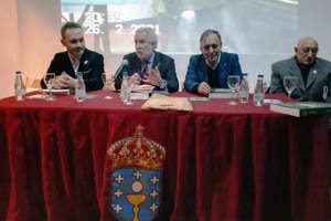 Miguel Santalices –2º por la izda.–, durante la presentación en el Centro Gallego de Barcelona.
