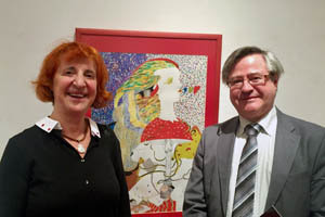 La artista Pilar Santos con Ramón Jiménez, coordinador de Actividades Culturales de la Casa de Galicia ante la obra AMANITA MUSCARIA