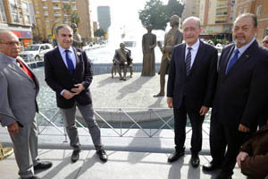 Las autoridades, con el grupo escultórico inaugurado en la ciudad de Málaga