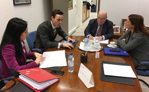 Juan José Sota -3º por la izda.– y Montserrat García Ortiz -1ª por la izda.-, durante la visita a la nueva sede de la oficina de Cantabria en Bruselas.