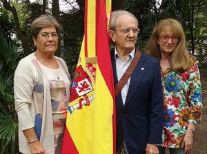 Néstor Bibi De la Cuadra, acompañado por Ana Mangano y Mirta Soler, portó la bandera española.