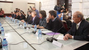 Representantes de las casa regionales, de los sindicatos y de las empresas, durante la reunión.