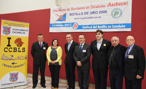Directivos, autoridades y premiados, durante la celebración del Festival del Botillo.