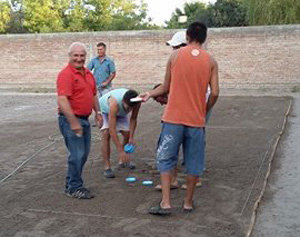 Un grupo de socios jugando al tejo.