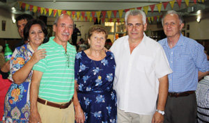 El presidente del centro, José Iglesias Duro, y el periodista Carlos Pérez Castex, junto al secretario general de la entidad y familiares de Iglesias.