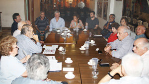 Dirigentes gallegos, junto al diputado Raposo Varela, analizan la situación del Centro Gallego de Buenos Aires.