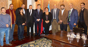 Román Rodríguez y Brandão Rodrigues, junto a otros participantes en la reunión.