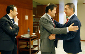 Un momento del saludo de Javier Fernández y Manuel de Barros, en presencia de Guillermo Martínez.