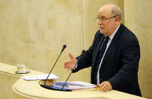 Juan José Sota, durante su intervención en el Parlamento.