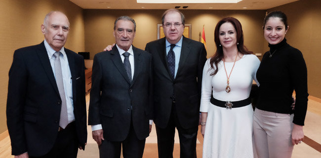 Los galardonados, con Juan Vicente Herrera y Silvia Clemente, en una recepción anterior al acto de las Medallas.