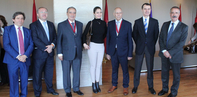 Los galardonados, con distintas autoridades de la Comunidad.